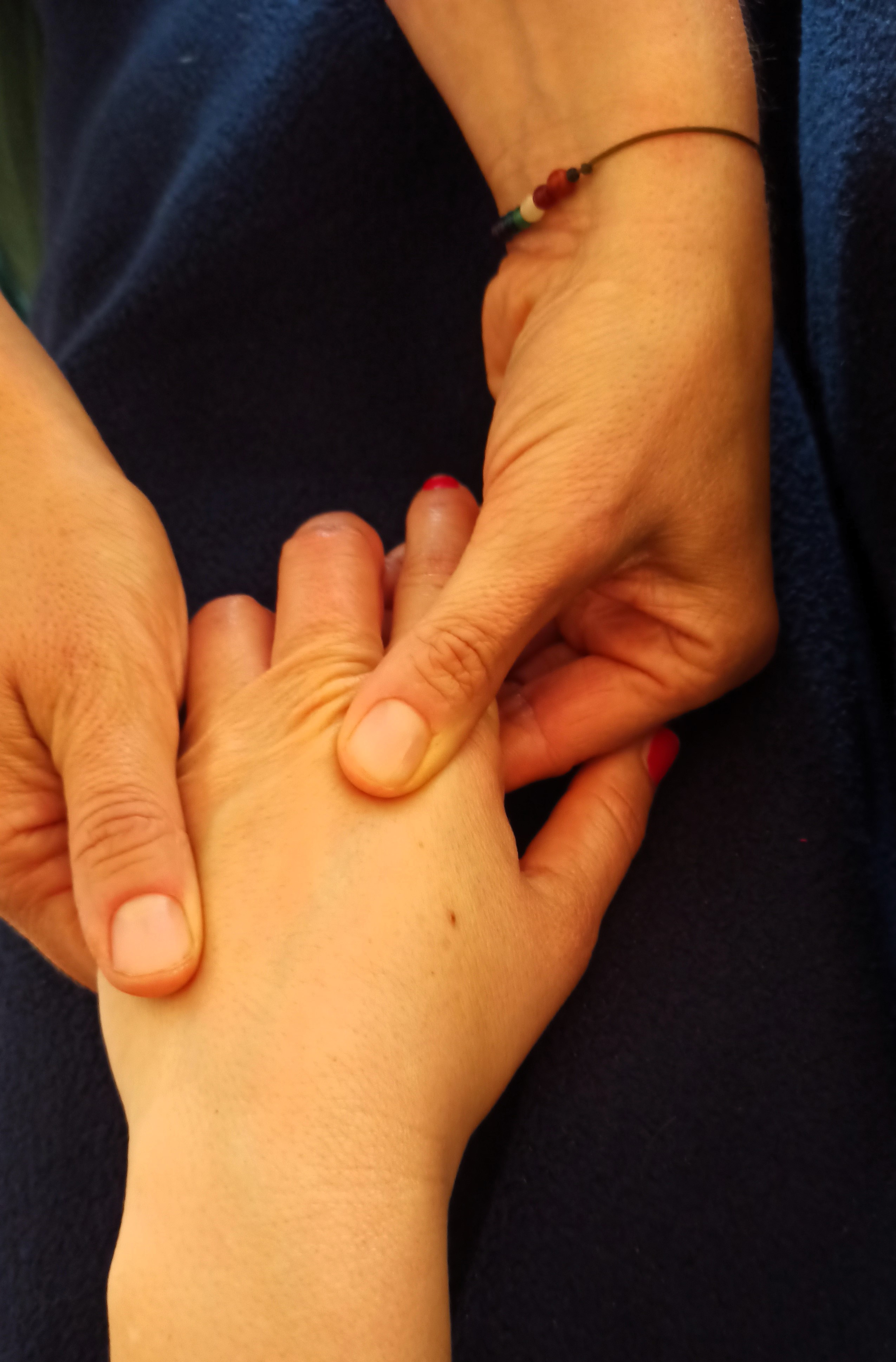 Handmassage nach traumatischen Ereignissen zur Behandlung von Schmerzen | Körperarbeit